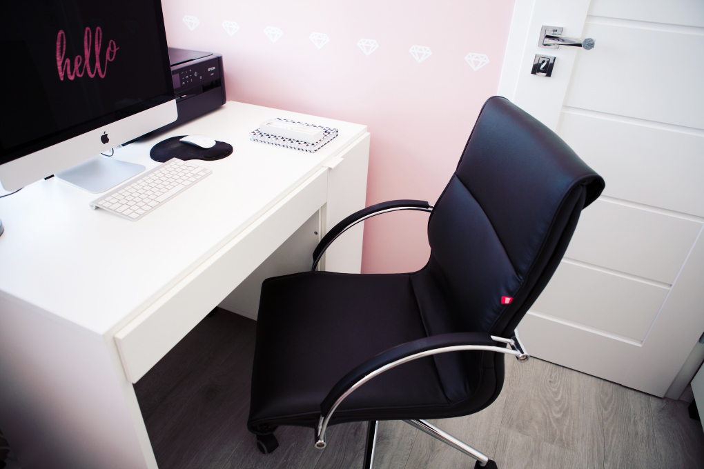 krzesło w domowym biurze
